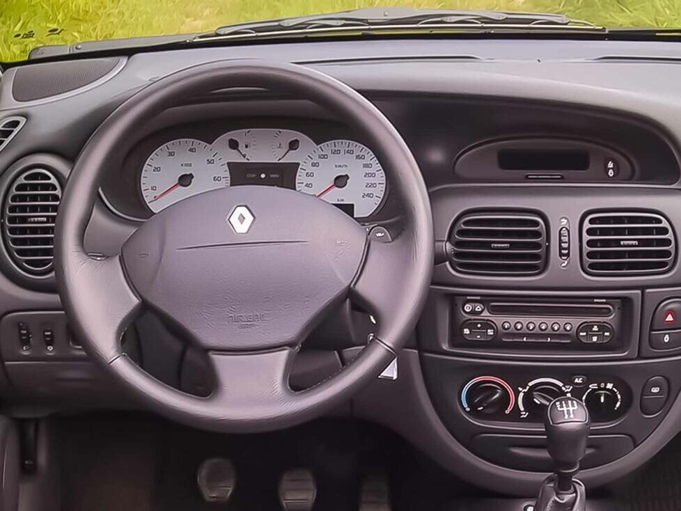 Cockpit des Renault Megane I