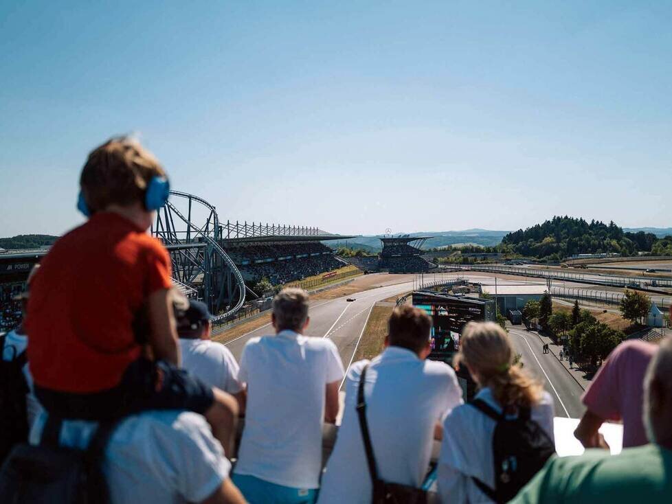 Spannende Events, familienfreundliche Angebote und Übernachtungsmöglichkeiten machen die legendäre Rennstrecke zum perfekten Ziel. We make your heart race!