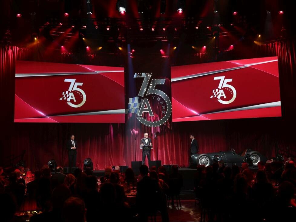 Dermot O'Leary auf der Bühne bei den Autosport Awards 2024