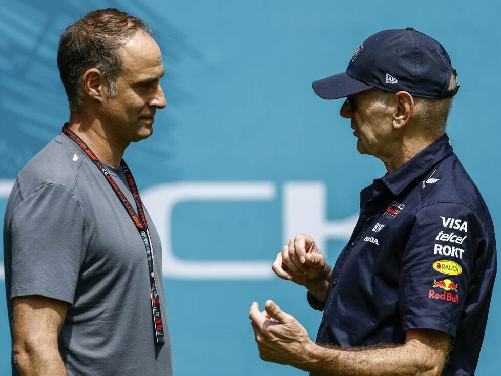 Oliver Mintzlaff und Adrian Newey im Formel-1-Fahrerlager