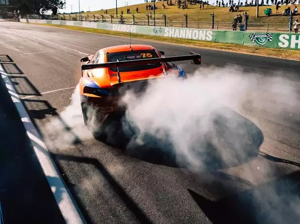 75 Express Racing feierte einen Podiumsplatz beim Bathurst 12 Hour, Kenny Habul fühlte mit Stephen Grove Titel-Bild zur News: 75 Express Racing feierte einen Podiumsplatz beim Bathurst 12 Hour, Kenny Habul fühlte mit Stephen Grove