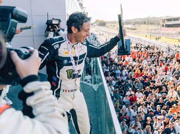 Bathurst-Podium, aber falsche Stufe: Valentino Rossi kündigt bereits den Start 2026 an Titel-Bild zur News: Bathurst-Podium, aber falsche Stufe: Valentino Rossi kündigt bereits den Start 2026 an