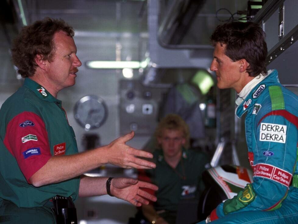 Jordan-Teammanager Trevor Foster und Michael Schumacher 1991 in Spa
