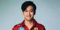 Guanyu Zhou in seinem neuen Ferrari-Outfit für 2025