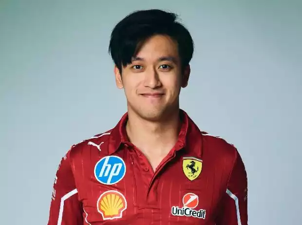 Guanyu Zhou in seinem neuen Ferrari-Outfit für 2025 Titel-Bild zur News: Guanyu Zhou in seinem neuen Ferrari-Outfit für 2025