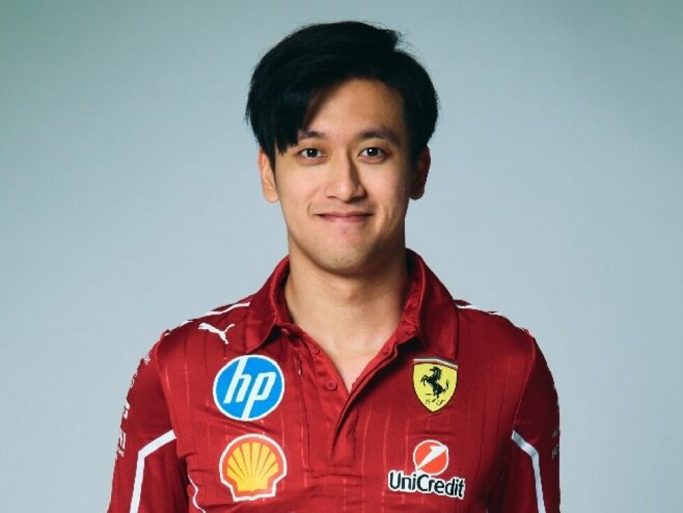 Guanyu Zhou in seinem neuen Ferrari-Outfit für 2025