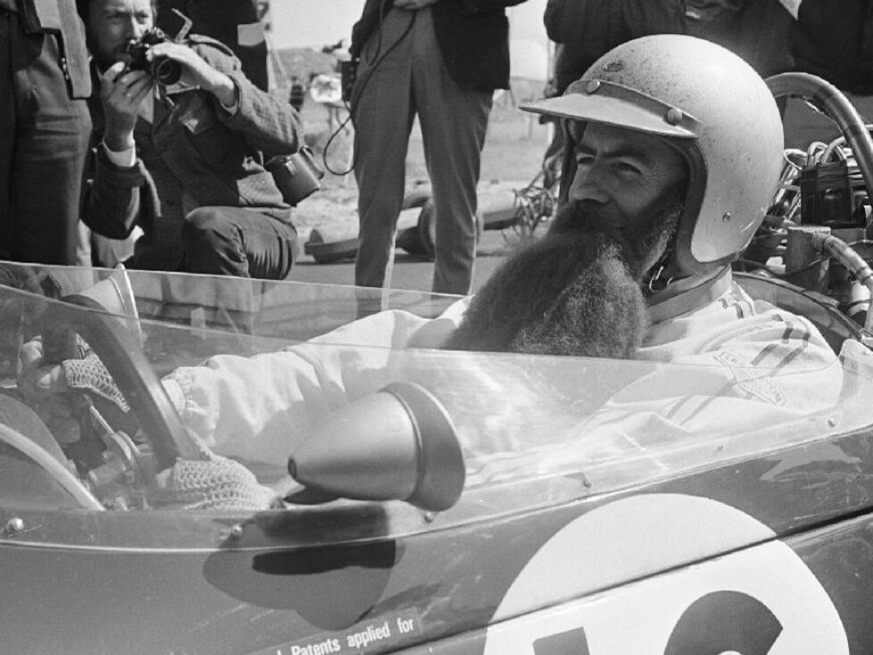 Jack Brabham mit falschem Bart vor dem Formel-1-Rennen in Zandvoort 1966