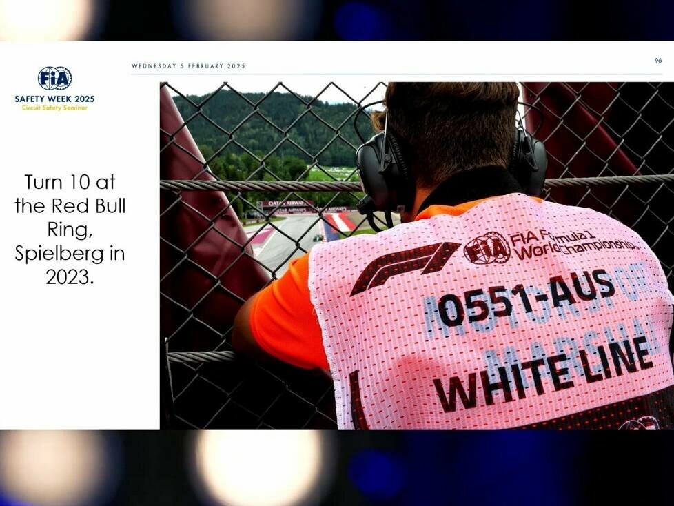 Streckenposten überwacht Kurve 9 in Spielberg