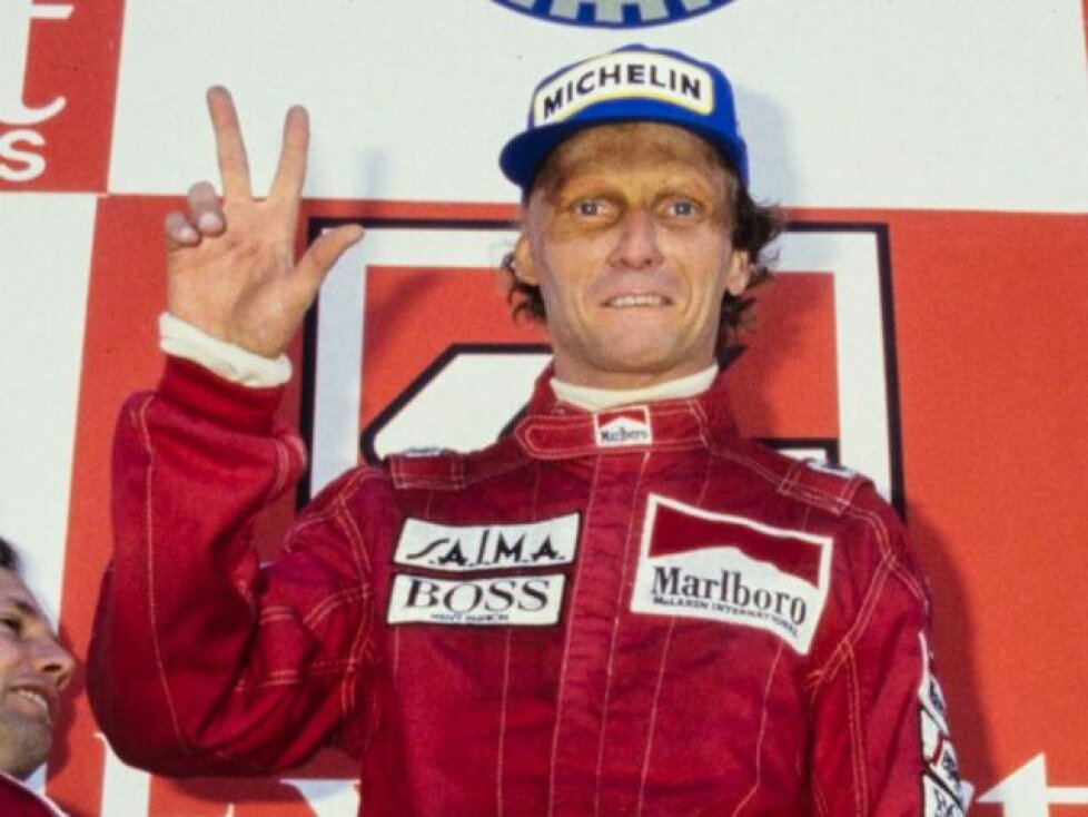 Niki Lauda zeigt an: Er hat zum dritten Mal die Formel-1-WM gewonnen