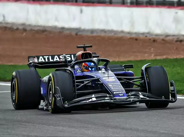 Carlos Sainz bei Testfahrten mit dem Williams FW47 in Silverstone Titel-Bild zur News: Carlos Sainz bei Testfahrten mit dem Williams FW47 in Silverstone