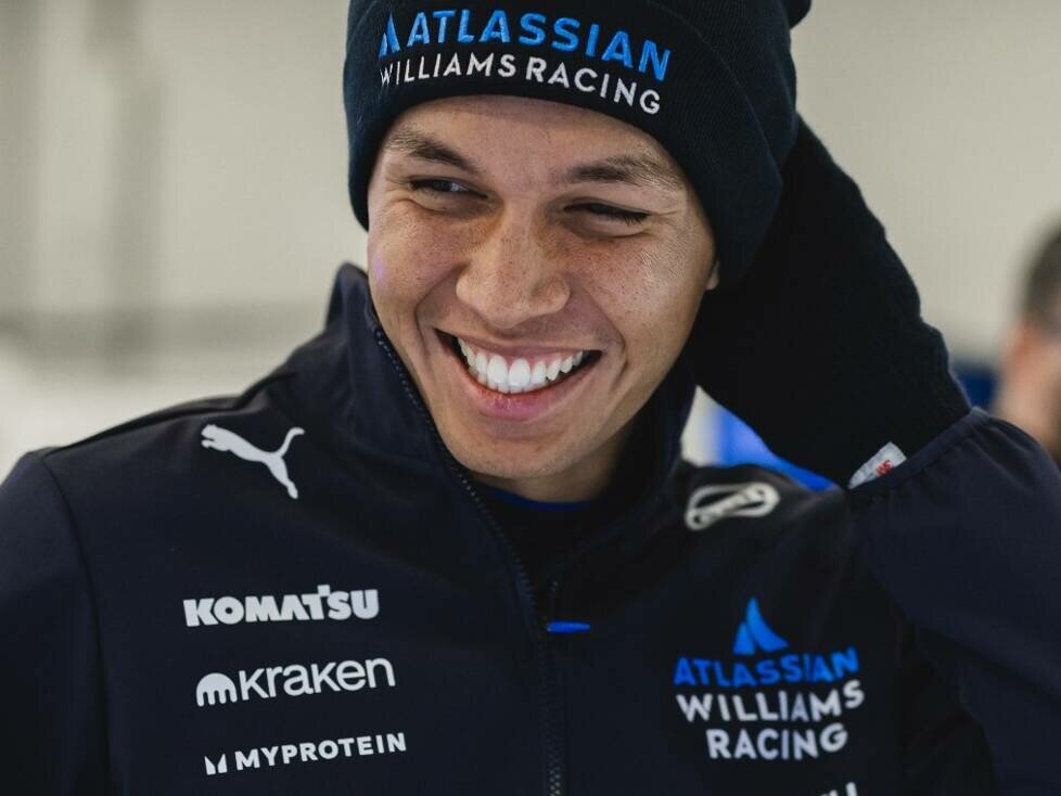 Alexander Albon mit fröhlicher Miene bei der Präsentation des Williams FW47