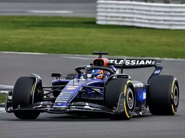 Carlos Sainz beim Shakedown mit dem Williams FW47 in Silverstone 2025 Titel-Bild zur News: Carlos Sainz beim Shakedown mit dem Williams FW47 in Silverstone 2025