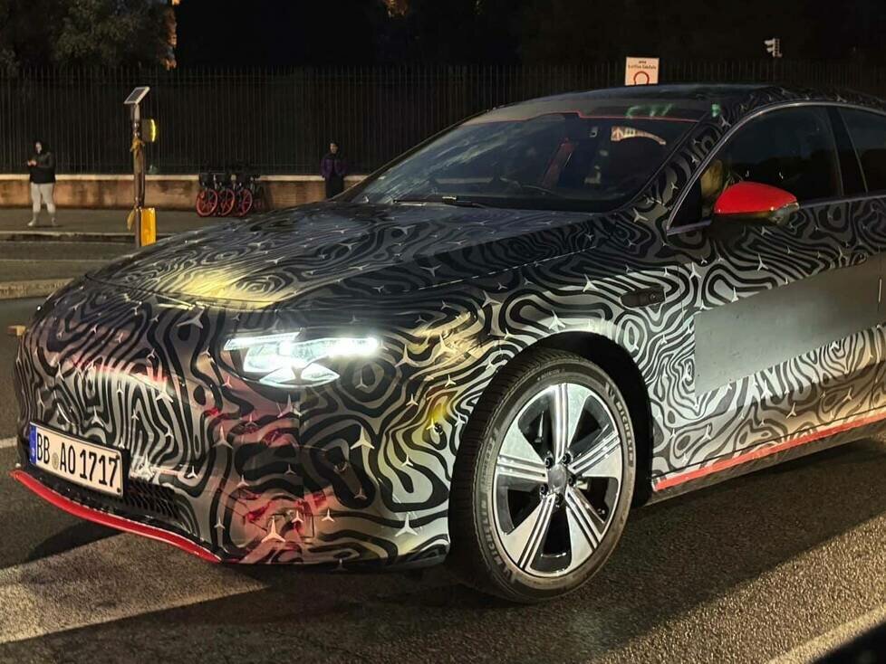 Neuer Mercedes CLA, Erlkönigfotos im Verkehr von Rom