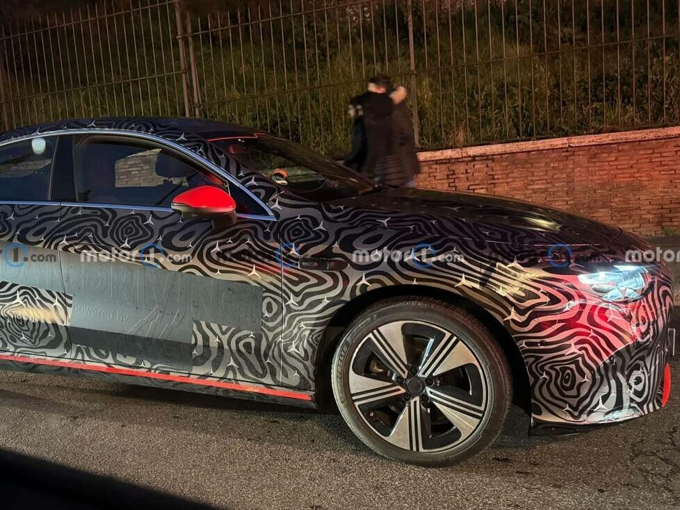 Neuer Mercedes CLA, Erlkönigfotos im Verkehr von Rom