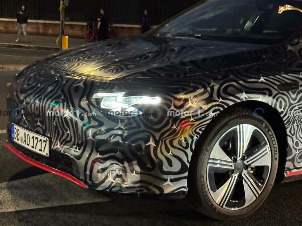 Neuer Mercedes CLA, Erlkönigfotos im Verkehr von Rom