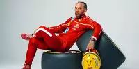 Gewohnt lässige Pose, aber ungewohnte Farbe: Lewis Hamilton in Ferrari-Rot