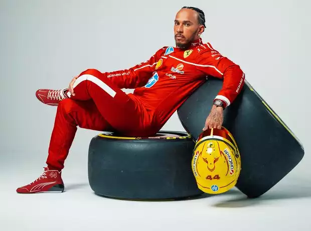 Gewohnt lässige Pose, aber ungewohnte Farbe: Lewis Hamilton in Ferrari-Rot Titel-Bild zur News: Gewohnt lässige Pose, aber ungewohnte Farbe: Lewis Hamilton in Ferrari-Rot