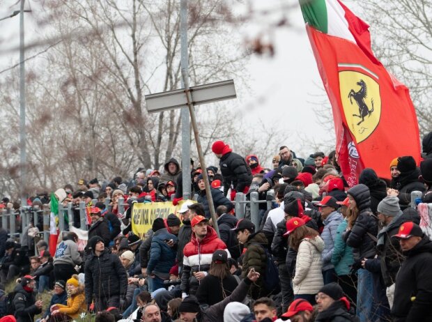 Tifosi: Ferrari-Fans verfolgen den Formel-1-Shakedown mit Lewis Hamilton in Fiorano 2025 Tifosi: Ferrari-Fans verfolgen den Formel-1-Shakedown mit Lewis Hamilton in Fiorano 2025