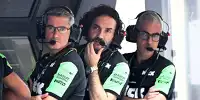 Mitarbeiter sitzen am Sauber-Kommandostand auf der Formel-1-Boxenmauer