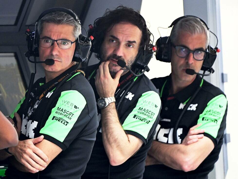 Mitarbeiter sitzen am Sauber-Kommandostand auf der Formel-1-Boxenmauer