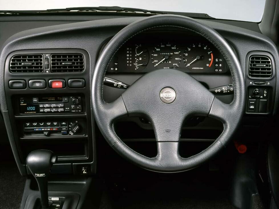 Cockpit des Nissan Primera (P10, 1990-1997)