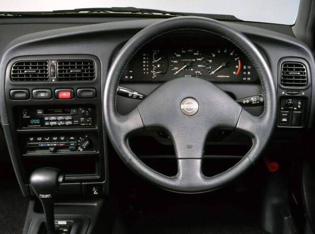 Cockpit des Nissan Primera (P10, 1990-1997) Cockpit des Nissan Primera (P10, 1990-1997)