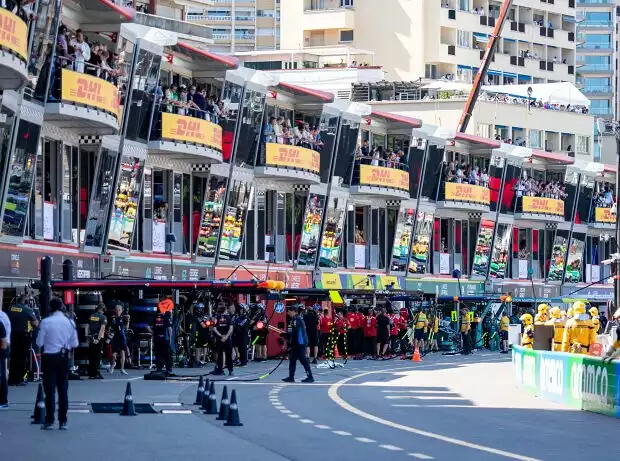 Formel-1-Boxengasse in Monaco Titel-Bild zur News: Formel-1-Boxengasse in Monaco