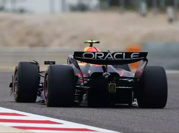 Liam Lawson (Red Bull RB21) vor Lewis Hamilton (Ferrari SF-25) bei Formel-1-Testfahrten in Bahrain 2025 Titel-Bild zur News: Liam Lawson (Red Bull RB21) vor Lewis Hamilton (Ferrari SF-25) bei Formel-1-Testfahrten in Bahrain 2025