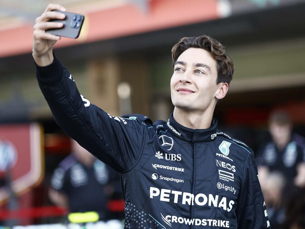 George Russell macht ein Selfie