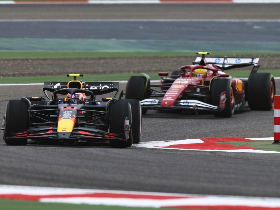 Liam Lawson (Red Bull RB21) vor Lewis Hamilton (Ferrari SF-25) bei Formel-1-Testfahrten in Bahrain 2025