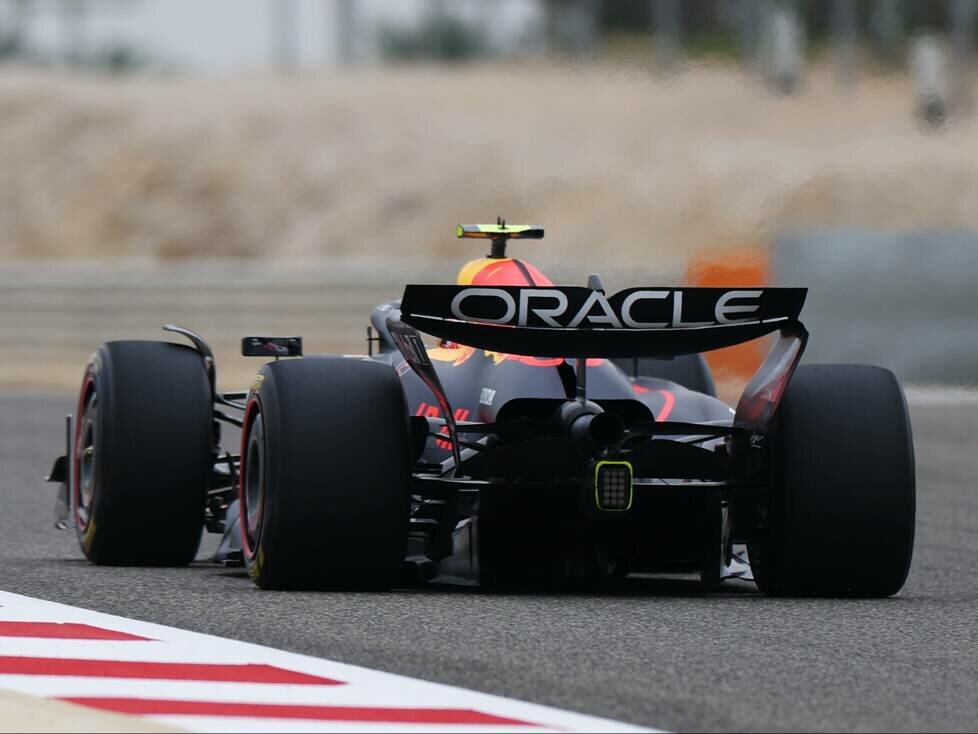Liam Lawson (Red Bull RB21) vor Lewis Hamilton (Ferrari SF-25) bei Formel-1-Testfahrten in Bahrain 2025