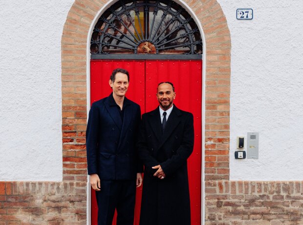 Am Ende landete Lewis Hamilton doch noch in Maranello und bei John Elkann Am Ende landete Lewis Hamilton doch noch in Maranello und bei John Elkann