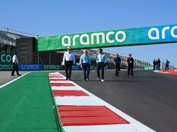 Aus drei mach vier: FIA-Kommissare, hier mit Derek Warwick, beim Trackwalk Titel-Bild zur News: Aus drei mach vier: FIA-Kommissare, hier mit Derek Warwick, beim Trackwalk