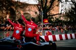 Lewis Hamilton und Charles Leclerc bei einem Ferrari-Event in Mailand