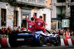 Lewis Hamilton und Charles Leclerc bei einem Ferrari-Event in Mailand