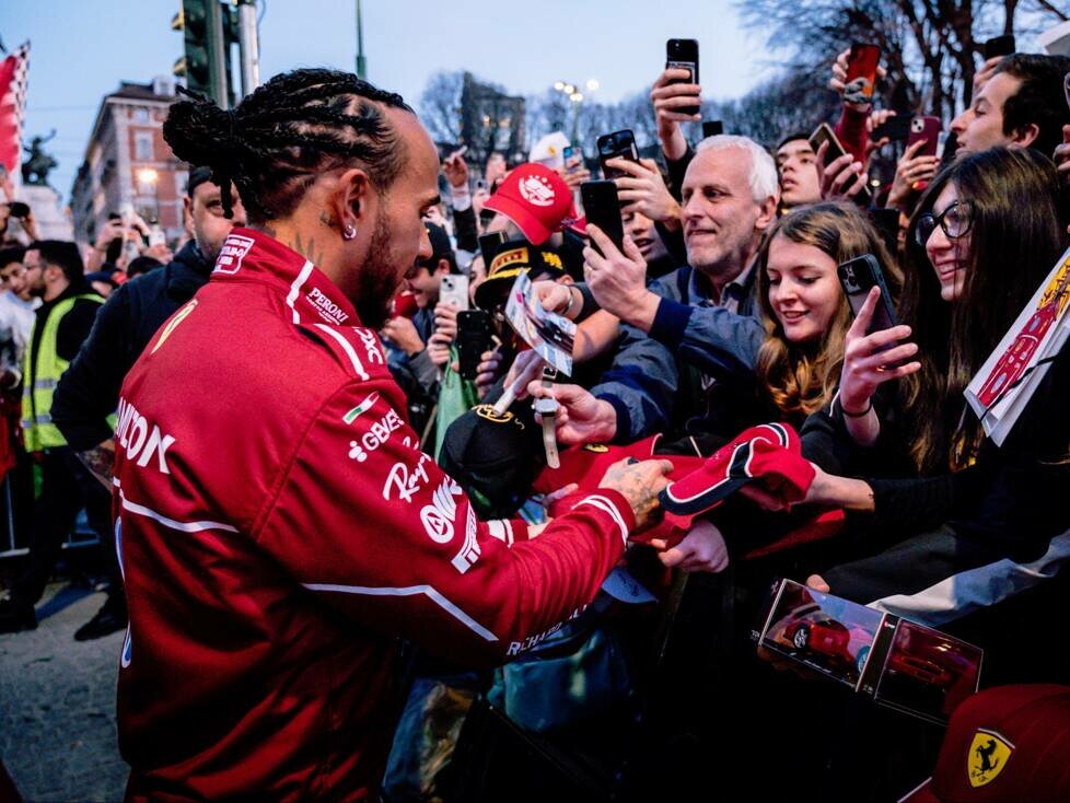 Lewis Hamilton bei einem Ferrari-Event in Mailand