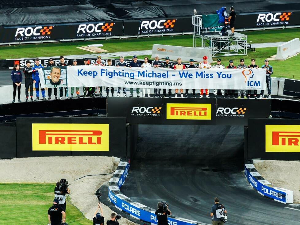 Teilnehmer des Race of Champions 2025 mit Banner "Keep Fighting Michael" für Michael Schumacher