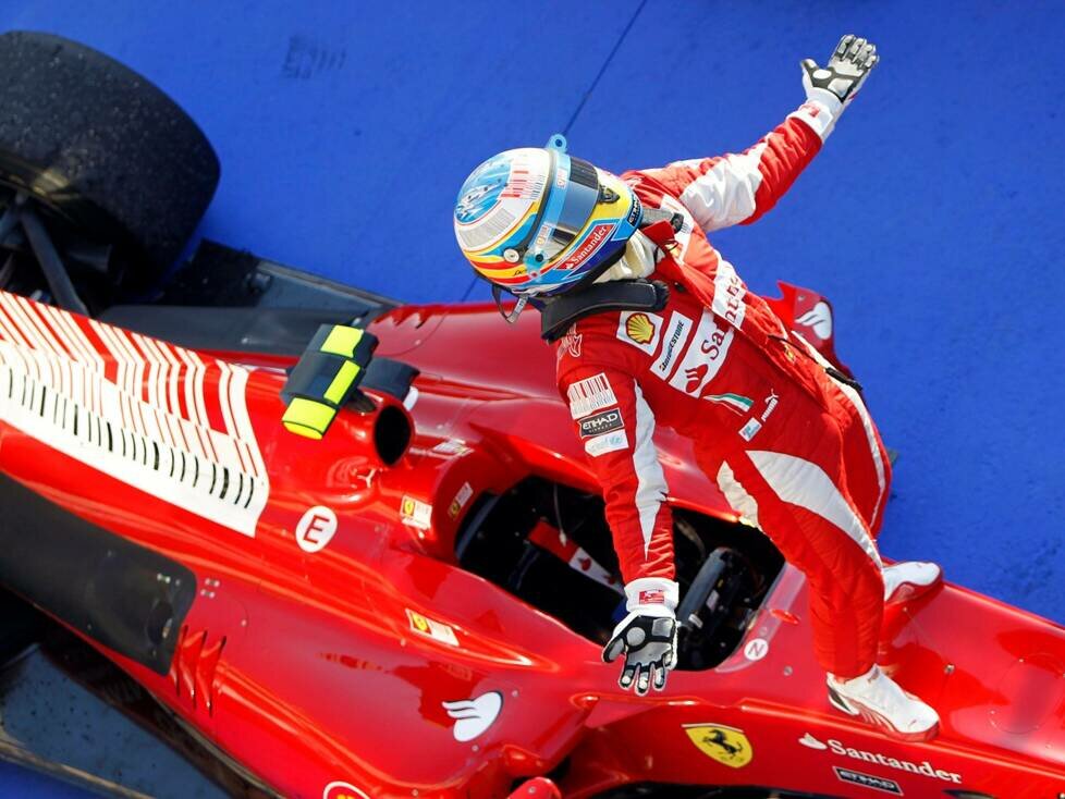Fernando Alonso nach seinem Sieg beim Formel-1-Auftakt 2010 in Bahrain