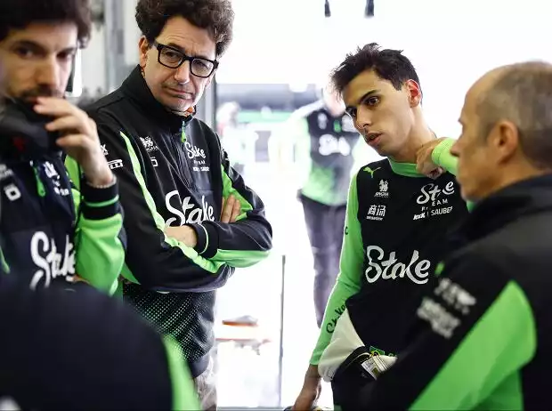 Gabriel Bortoleto, Mattia Binotto und weitere Leute in der Sauber-Garage Titel-Bild zur News: Gabriel Bortoleto, Mattia Binotto und weitere Leute in der Sauber-Garage