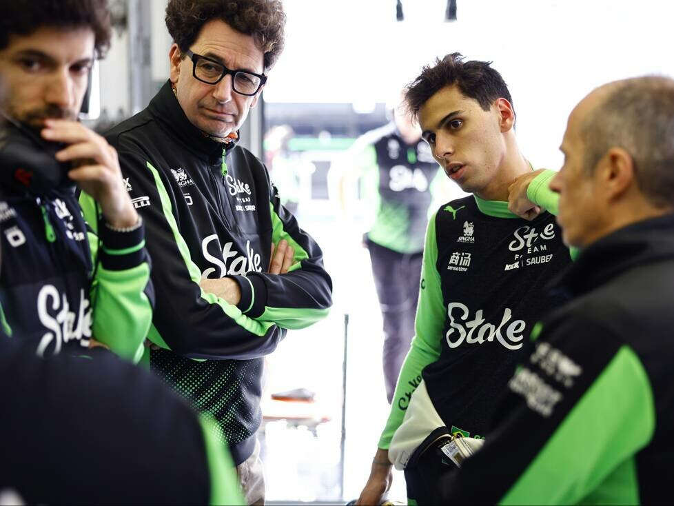 Gabriel Bortoleto, Mattia Binotto und weitere Leute in der Sauber-Garage