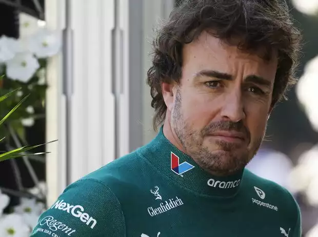Fernando Alonso im Formel-1-Fahrerlager in Melbourne 2025 Titel-Bild zur News: Fernando Alonso im Formel-1-Fahrerlager in Melbourne 2025