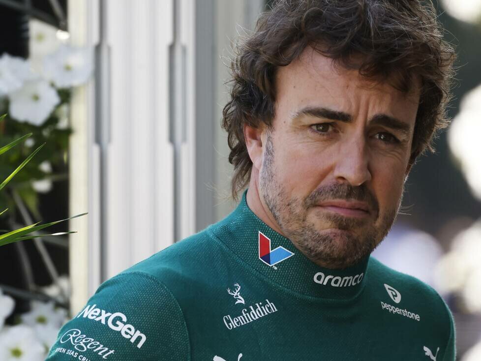 Fernando Alonso im Formel-1-Fahrerlager in Melbourne 2025