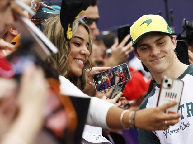 McLaren-Fahrer Oscar Piastri mit Fans in Melbourne 2025 McLaren-Fahrer Oscar Piastri mit Fans in Melbourne 2025
