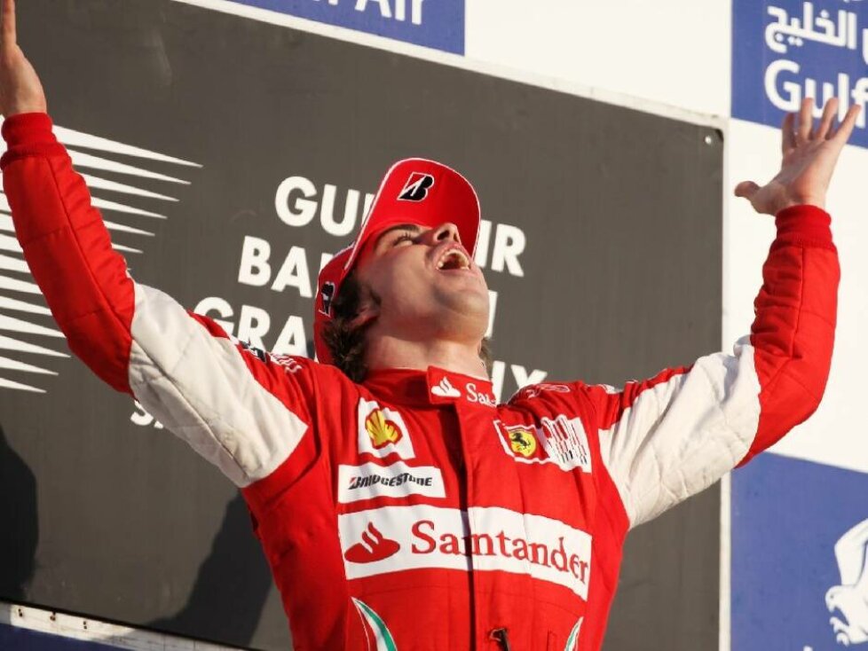 Fernando Alonso jubelt über seinen Formel-1-Sieg 2010 in Bahrain