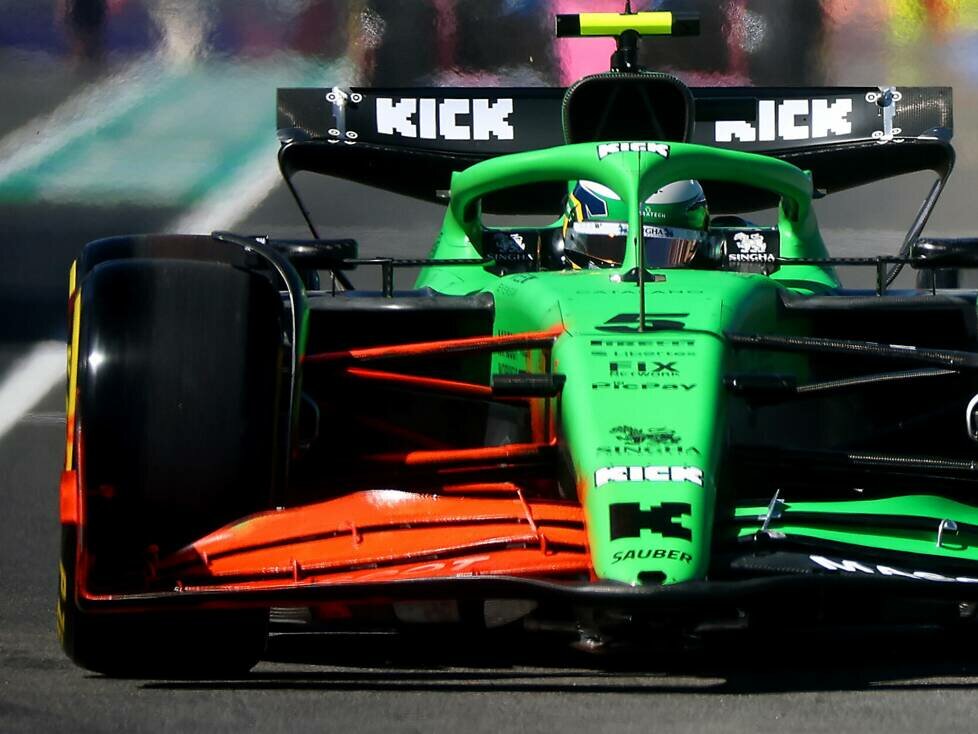 Gabriel Bortoleto mit Flow-Vis-Farbe am Frontflügel seines Sauber C45 in Melbourne 2025