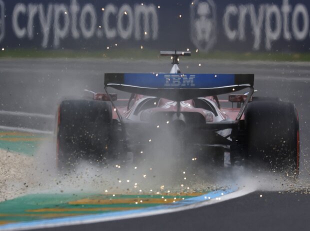 Ferrari auf Abwegen: Leclerc rumpelt über den Randstein und in den Kies Ferrari auf Abwegen: Leclerc rumpelt über den Randstein und in den Kies