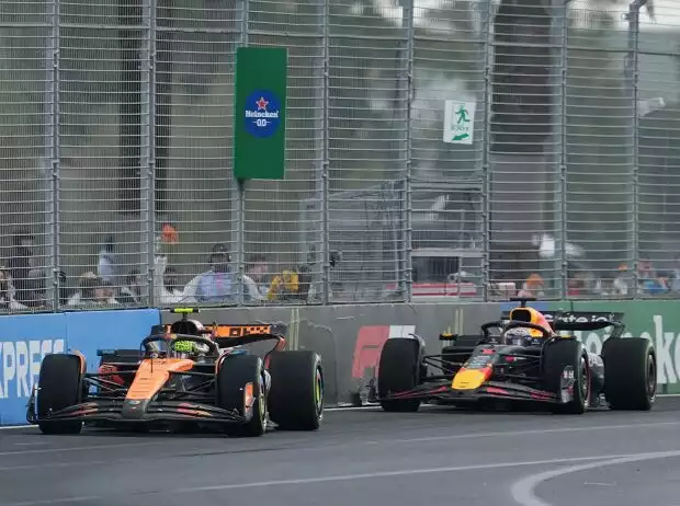 Lando Norris (McLaren MCL39) vor Max Verstappen (Red Bull RB21) beim Formel-1-Rennen in Australien 2025 Titel-Bild zur News: Lando Norris (McLaren MCL39) vor Max Verstappen (Red Bull RB21) beim Formel-1-Rennen in Australien 2025