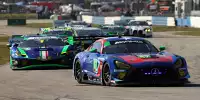 Philip Ellis holte sich den Sieg mit einem robusten Manöver gegen Jack Hawksworth (Lexus hinter dem Cetilar-Ferrari)