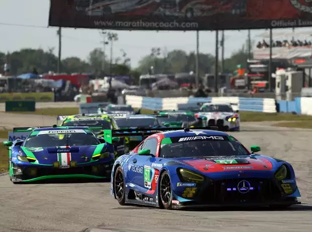 Philip Ellis holte sich den Sieg mit einem robusten Manöver gegen Jack Hawksworth (Lexus hinter dem Cetilar-Ferrari) Titel-Bild zur News: Philip Ellis holte sich den Sieg mit einem robusten Manöver gegen Jack Hawksworth (Lexus hinter dem Cetilar-Ferrari)