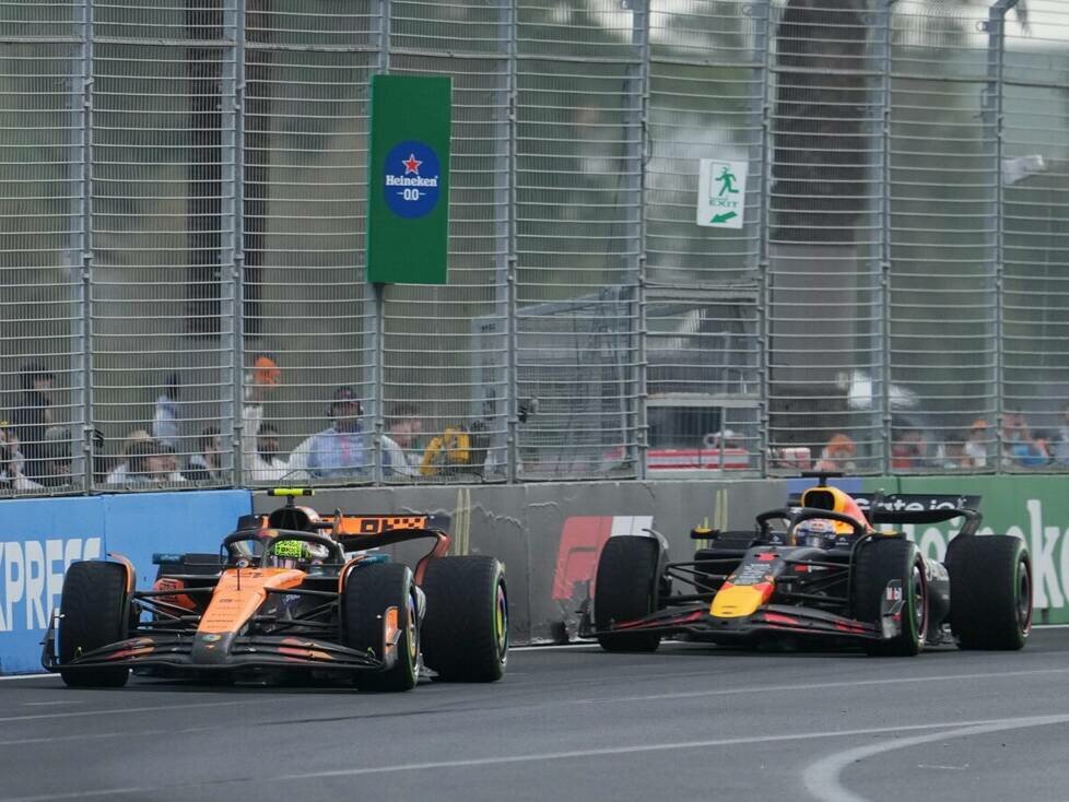 Lando Norris (McLaren MCL39) vor Max Verstappen (Red Bull RB21) beim Formel-1-Rennen in Australien 2025